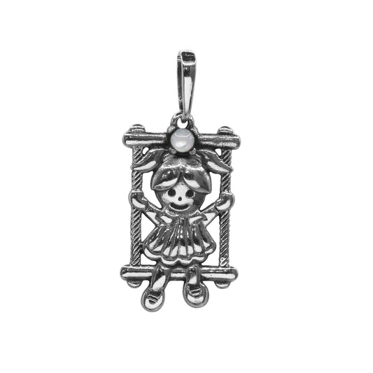 Colgante de Plata Niña Columpio con Aplicación de Nácar