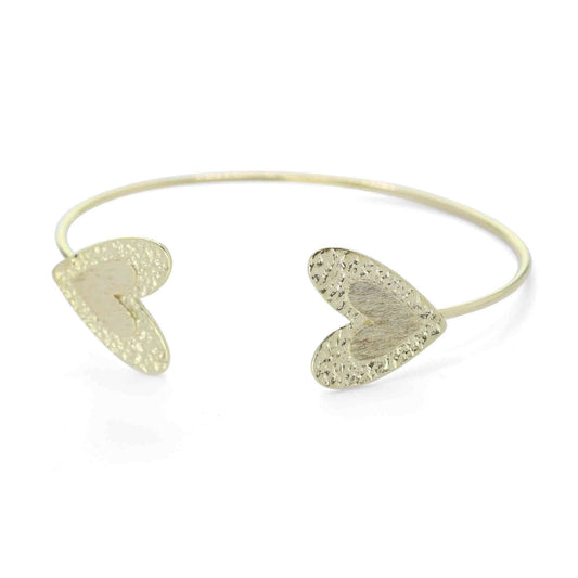Pulsera Enchapada en Oro Esclava Abierta Puntas Corazón Satinado